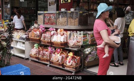 Especias Hierbas Alimentos deshidratados Productos de Chinatown Área de Mercado Bangkok Tailandia Foto de stock