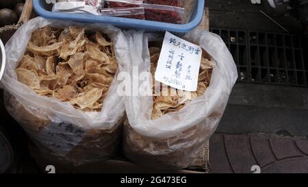 Especias Hierbas Alimentos deshidratados Productos de Chinatown Área de Mercado Bangkok Tailandia Foto de stock