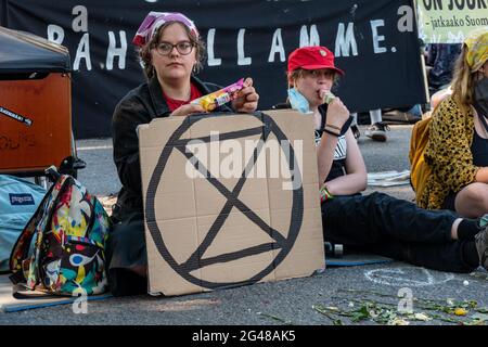 Elokapina o Rebelión de Extinción Finlandia manifestantes contra el cambio climático en el bloque de calles Mannerheimintie en Helsinki, Finlandia