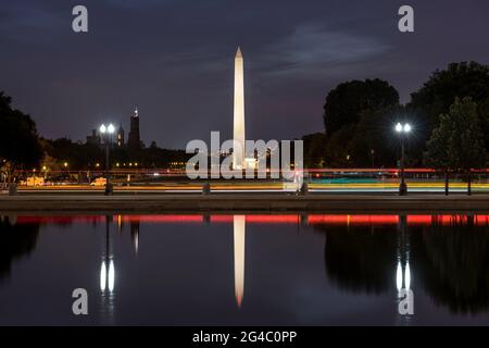 Monumento a Washington - Una vista nocturna del Monumento a Washington reflejada en la piscina reflectante del Capitolio. Washington, D.C., EE.UU. Foto de stock