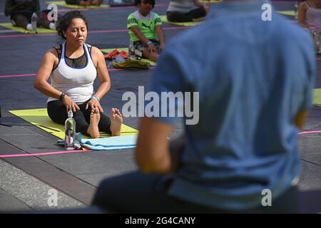 La gente participa en el 'Mind Over Madness Yoga' para celebrar el Solsticio de Verano en Times Square, Nueva York, NY, 20 de junio de 2021. (Foto de Anthony Behar/Sipa USA)