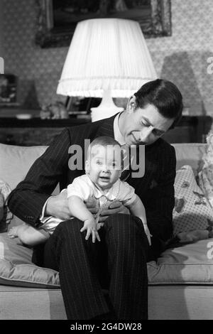 Foto de archivo fechada el 22/12/1982 del Príncipe Carlos que acata a su hijo el Príncipe Guillermo en el Palacio de Kensington, Londres. Fecha de emisión: Lunes 21 de junio de 2021. Foto de stock