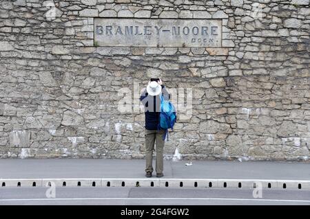 Turista tomando una foto de la señal Bramley Moore en la pared del muelle en Liverpool
