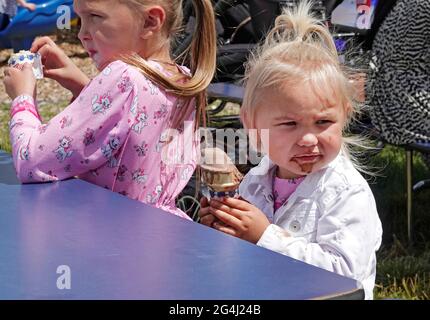 Niños de los 'viejos creyentes' ortodoxos rusos conservadores comiendo helado y vestidos con ropa tradicional en una feria de verano en Gervais, Oregon. Th Foto de stock
