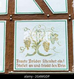 Histórico Linz en la Rine con coloridas casas de entramado de madera, Renania-Palatinado, Gemrany Foto de stock