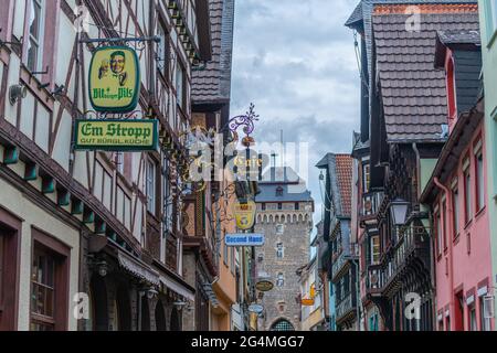 Neutor en Neustr. Fue parte de la muralla de defensa de la ciudad en la histórica Linz en la Rine con coloridas casas de entramado de madera, Renania-Palatinado, Alemania Foto de stock
