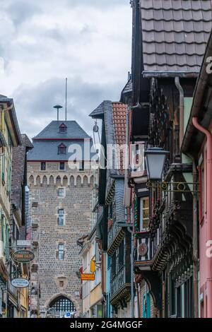 Neutor en Neustr. Fue parte de la muralla de defensa de la ciudad en la histórica Linz en la Rine con coloridas casas de entramado de madera, Renania-Palatinado, Alemania Foto de stock