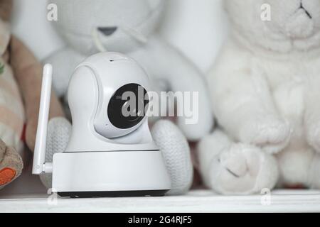 Cámara de vigilancia de vigilancia de bebés viendo a niños de 5 meses  jugando solos en casa Fotografía de stock - Alamy