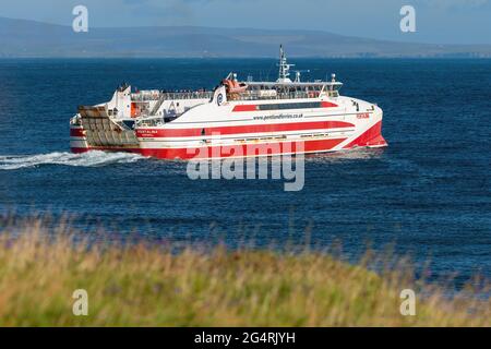 Pentland Ferries' catamarán ferry Pentalina partiendo de la Bahía de Gills en Caithness, en el continente escocés, para St Margaret’s Hope, South Ronaldsay, Orkne Foto de stock