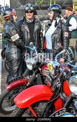 Motociclistas en la ropa de moto vintage con motos en el Revival 2011, Reino Unido. Hombres y mujeres en cuero negro equipo de montar Fotografía de - Alamy