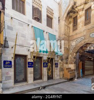 EL CAIRO, EGIPTO - 26 de junio de 2020: El Cairo, Egipto - 26 2020 de junio: Moderna y famosa cafetería Naguib Mahfouz, situada en la histórica era de Mamluk Khan al-Khalili fama
