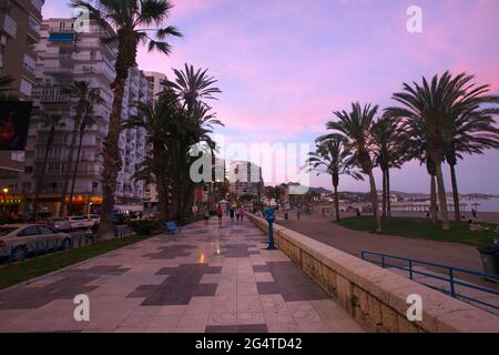 Camine a lo largo de la playa de La Malagueta al atardecer Foto de stock