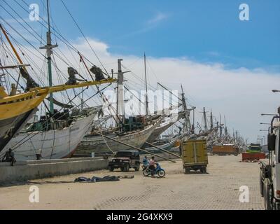 Yakarta, Indonesia - 13 de julio de 2009: Barcos de madera en un antiguo puerto a la espera de la carga o descarga Foto de stock