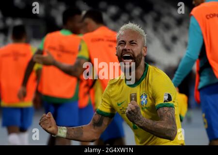 Río de Janeiro, Brasil. 23rd de junio de 2021. Neymar de Brasil celebra la victoria después de un partido del grupo B entre Brasil y Colombia en la Copa Americana 2021 en Río de Janeiro, Brasil, el 23 de junio de 2021. Crédito: Rahel Patrasso/Xinhua/Alamy Live News Foto de stock
