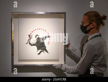 Christie’s, Londres, Reino Unido. 24 de junio de 2021. Las obras de Basquiat, Degas, Giacometti, Kusama, Picasso y Bridget Riley figuran en la venta de arte del siglo 20th, que se celebrará el 30 de junio en Londres. Imagen: El amor está en el aire (con estrellas) por Banksy, 2003, estimado de 1.500.000-2.000.000 libras. Crédito: Malcolm Park/Alamy Live News.