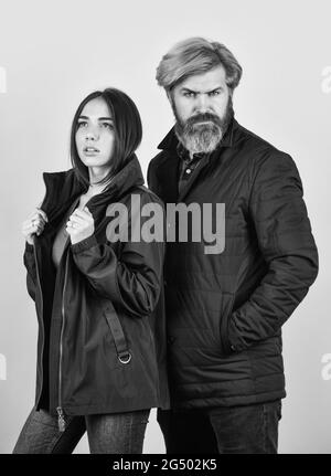 El amor de pareja en ropa de moda sorprendente una elegante pose Fotografía  de stock - Alamy