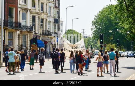 Brighton Reino Unido 24th de junio de 2021 - Matar a los manifestantes Bill marchan a Brighton hoy mientras se producen manifestaciones que coinciden con el debate de la Cámara de los Comunes sobre el nuevo proyecto de ley del gobierno sobre la policía, el delito, las sentencias y los tribunales. : Crédito Simon Dack / Alamy Live News