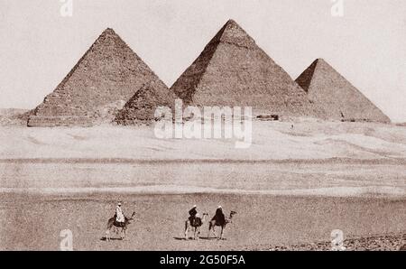 Antiguo Egipto. Las Pirámides de Gizeh. (Desde el desierto en el suroeste: Khufu (derecha), Khafre (centro), Menkure (izquierda). ilustración de 1912 libros Foto de stock