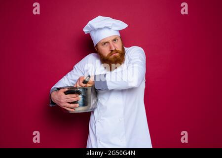 chef con barba y delantal rojo es celoso de su receta Fotografía de stock -  Alamy