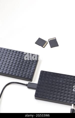 Dispositivo de almacenamiento Disco duro externo negro y tarjetas sd aisladas fondo de almacenamiento de ordenador y portátil Fotografía stock - Alamy