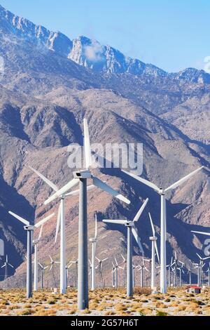 Turbinas eólicas que generan electricidad, Santa Bárbara, California, EE.UU