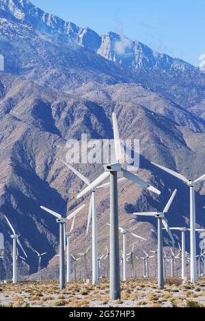 Turbinas eólicas que generan electricidad, Santa Bárbara, California, EE.UU