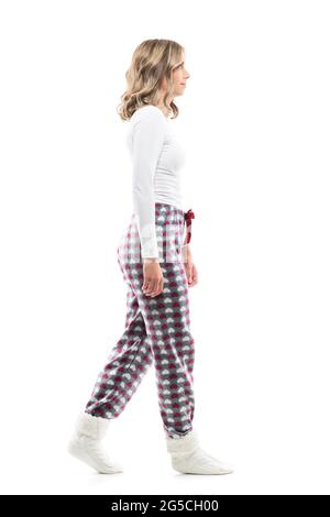 mujer bonita en pijamas y calcetines de invierno caminando y mirando hacia Vista lateral. Cuerpo aislado sobre fondo blanco Fotografía de stock - Alamy