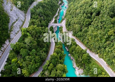Vista aérea sobre el valle de Soca con camino y puente Napoleón. Este increíble cañón en Eslovenia. Este es el famoso parto del país en los Alpes Julianos Mounta Foto de stock