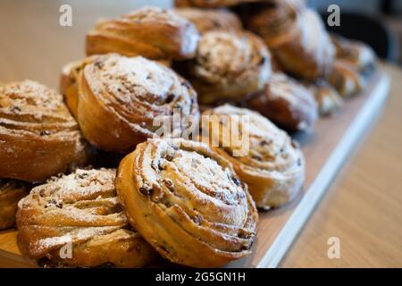 Panes dulces tradicionales nórdicos horneados sobre una tabla de madera. Comida de desayuno. Foto de stock
