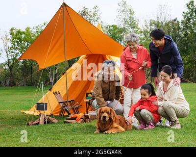 Feliz familia de cinco y perro mascota en fotos al aire libre de alta calidad Foto de stock