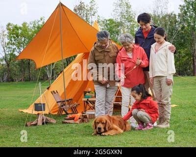 Feliz familia de cinco y perro mascota en fotos al aire libre de alta calidad Foto de stock