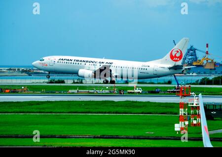 Japón Transocean Air, JTA, Boeing B-737/400, JA8991, aterrizaje, Aeropuerto Naha, Naha, Okinawa, Islas Ryukyu, Japón