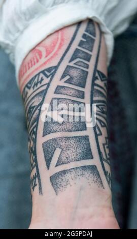 Tatuajes en el brazo femenino de tinta negra y roja Fotografía de stock -  Alamy