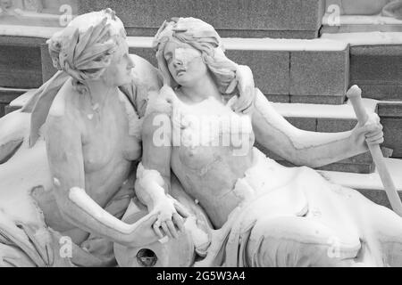 Viena - Detalle de estatuas alegóricas de los ríos Elbe y Moldau en la parte delantera del Parlamento en Viena como parte de la fuente Pallas Athena. Foto de stock