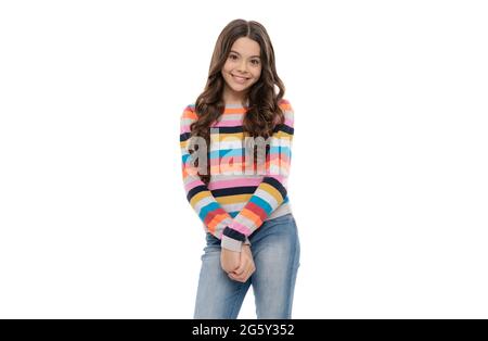 Feliz niña adolescente sonrisa en el suéter a rayas aisladas en blanco, de moda adolescente Foto de stock