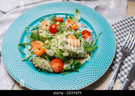 ensalada de gambas con guacamole y tomates cherry con verduras y hierbas de temporada Foto de stock