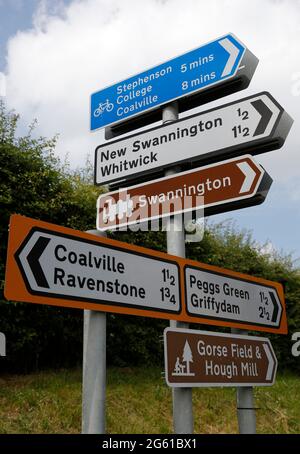 Swannington, Leicestershire, Reino Unido. 1st de julio de 2021. Las señales de información turística indican el camino a la fábrica de Hough Mill y a la esclina de Swannington. Swannington es Foto de stock