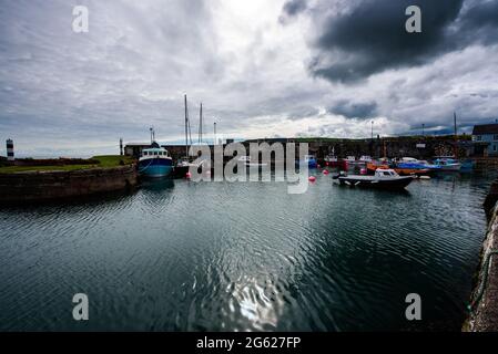Típico puerto pesquero de Carnlough en Irlanda Foto de stock