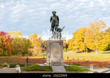 Monumento Minuteman, ubicado en el Parque Nacional Minuteman en Concord, Massachusetts. Esculpido por Daniel Chester French en 1875 para conmemorar el 100th A. Foto de stock