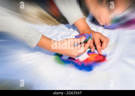 Crea tu propia camiseta fuera del taller. Aplicar la pintura mano sobre la camiseta Fotografía stock - Alamy