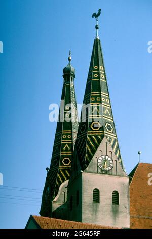 Agujas de la Iglesia de St Walpurgis en 1981, Beilngries, Baviera, Alemania Foto de stock