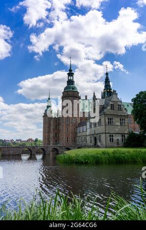 Hillerod, Dinamarca - 16 de junio de 2021: Vista vertical del Castillo Frederiksborg en Hillerod en un hermoso día de verano
