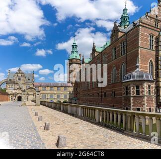Hillerod, Dinamarca - 16 de junio de 2021: Vista detallada del complejo palaciego en el Castillo Frederiksborg en Hillerod