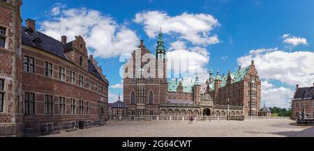 Hillerod, Dinamarca - 16 de junio de 2021: Vista panorámica del Castillo Frederiksborg en Hillerod en un hermoso día de verano