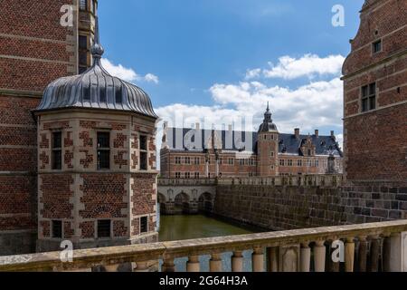 Hillerod, Dinamarca - 16 de junio de 2021: Vista detallada del complejo palaciego en el Castillo Frederiksborg en Hillerod