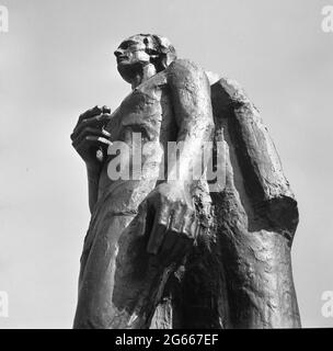 Estatua de bronce del poeta rumano Mihai Eminescu del escultor Anghel Gheorghe D. (1965), frente al Ateneo rumano en Bucarest Foto de stock