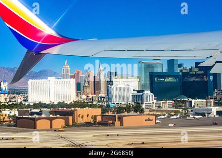 Vista desde la ventana de la cabaña de un jet 780 Max Southwest Airlines justo después del ascensor, con una vista de los casinos que bordean el Strip en Las Vegas Macar Foto de stock