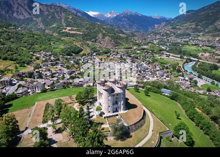 Vista aérea del castillo medieval, Aymaviles Aosta Valle Italia Foto de stock