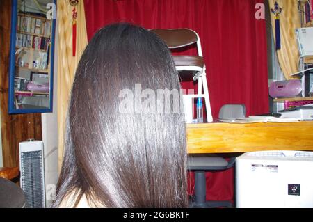 Alisado permanente cabello fotografías e imágenes de alta resolución Alamy