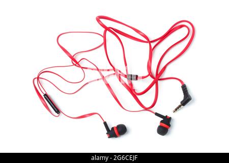 Auriculares para smartphone con cable rojo aislado sobre fondo blanco Foto de stock